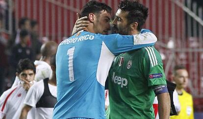 Sergio Rico y Buffon se saludan al final del partido.