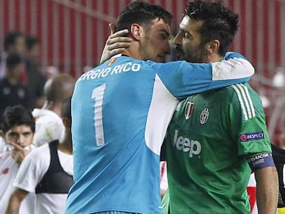 Sergio Rico y Buffon se saludan al final del partido.