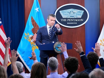 El secretario de Defensa, Pete Hegseth, este domingo en la rueda de prensa en Washington.
