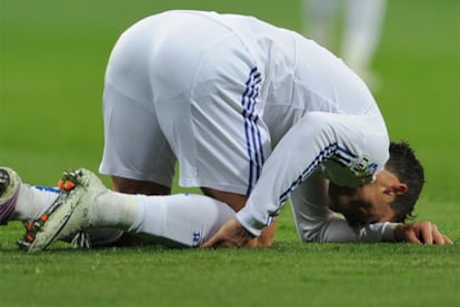 Cristiano Ronaldo se lamenta por un golpe durante el partido de ayer