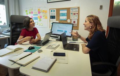 A la derecha,  Isabel L&oacute;pez Triana conversa con Claudina Caramuti, socias de Canvas Estrategias Sostenibles. 