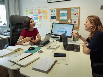 A la derecha,  Isabel L&oacute;pez Triana conversa con Claudina Caramuti, socias de Canvas Estrategias Sostenibles. 