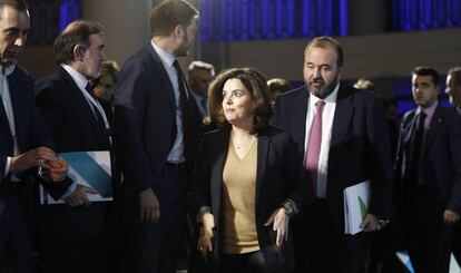 Soraya Sáenz de Santamaría y José Luis Sainz, en la clausura de la asamblea de la Asociación de Editores de Diarios Españoles.