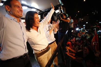 Keiko Fujimori celebra los resultados desde la sede del partido