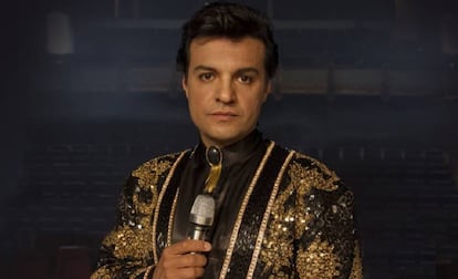 Julián Román interpreta a Juan Gabriel.