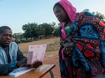 Una mujer vota en Lilongwe, capital de Malaui, durante la repetición de las elecciones presidenciales, celebradas este martes 23 de junio.