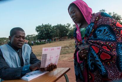 Una mujer vota en Lilongwe, capital de Malaui, durante la repetición de las elecciones presidenciales, celebradas este martes 23 de junio.