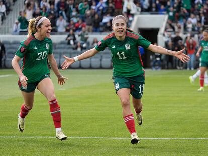 La mediocampista mexicana Lizbeth Ovalle celebra su gol durante un partido contra Paraguay, el domingo 3 de marzo de 2024.