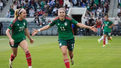 La mediocampista mexicana Lizbeth Ovalle celebra su gol durante un partido contra Paraguay, el domingo 3 de marzo de 2024.