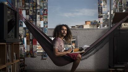 Geovani Martins, en la favela en la que vive, Vidigal, en Río de Janeiro.