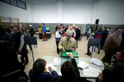 Los candidatos llaman a los andaluces a acudir a las urnas masivamente. En la imagen, ambiente en el colegio electoral Las Calasancias de Sevilla.