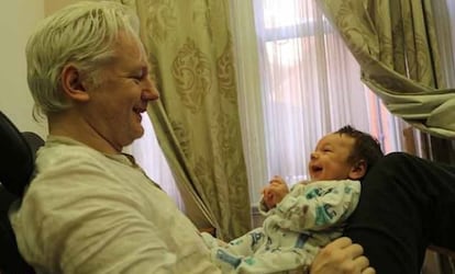 Julian Assange com seu filho Gabriel, em imagem do programa ‘60 Minutes Australia'.