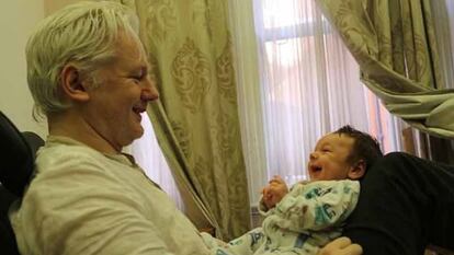 Julian Assange com seu filho Gabriel, em imagem do programa ‘60 Minutes Australia'.