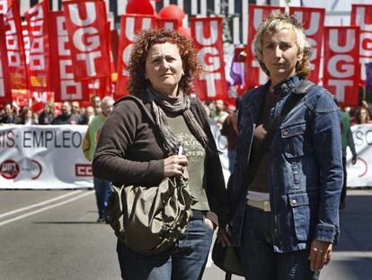 Chelo Peña y Marisa Bendicho, ante la manifestación del Primero de Mayo en Zaragoza.