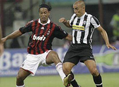 Ronaldinho y Cannavaro, durante un partido entre el Milan y la Juventus.