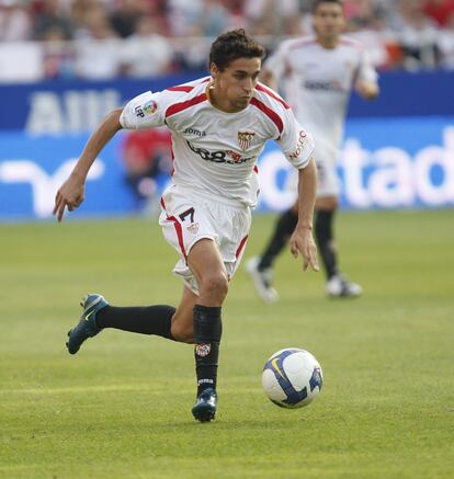 La carrera futbolística de Jesús Navas comenzó en la Unión Deportiva Los Palacios, en el equipo de su localidad natal, en la provincia de Sevilla. Navas llamó la atención del entonces técnico del Sevilla, Pablo Blanco, y entró con 16 años en la cantera del club. En la temporada 2002-2003, ascendió al primer equipo y debutó en Primera en un partido contra el Espanyol. Navas jugó 23 partidos en Liga, marcó en dos ocasiones, y jugó por primera vez con la Selección Española en 2009. Su actual equipo es el Manchester City.