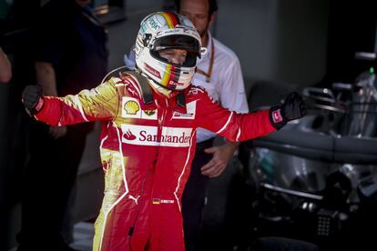 Sebastian Vettel celebra su victoria después de la carrera.