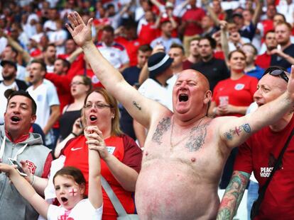 Un hincha de la selección inglesa, durante un partido de fútbol de la Eurocopa en Francia.