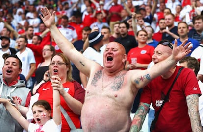 Un hincha de la selección inglesa, durante un partido de fútbol de la Eurocopa en Francia.