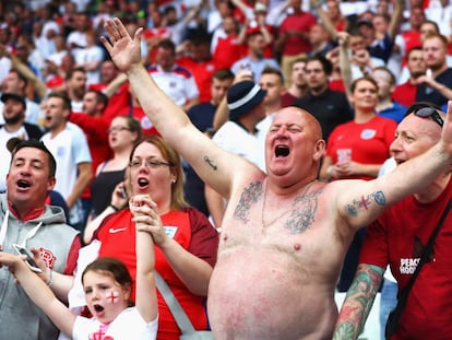 Un hincha de la selección inglesa, durante un partido de fútbol de la Eurocopa en Francia.