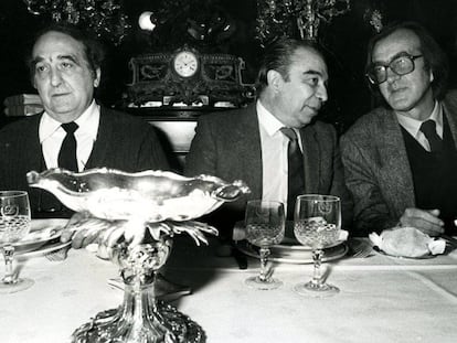 Desde la izquierda, los escritores Rafael Sánchez Ferlosio, Juan García Hortelano y Javier Pradera, en la presentación de un libro en 1986.