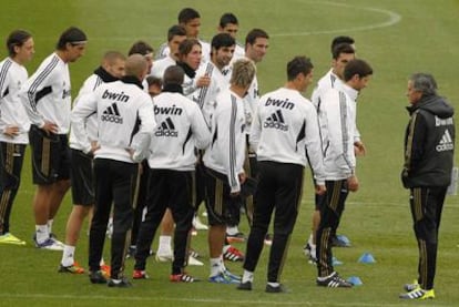 Mourinho se dirige a la plantilla del Madrid durante el entrenamiento de esta mañana.