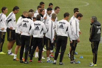 Mourinho se dirige a la plantilla del Madrid durante el entrenamiento de esta mañana.