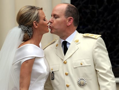 El príncipe Alberto de Mónaco y Charlene Wittstock, en su boda religiosa, el 2 de julio de 2011 en Montecarlo.