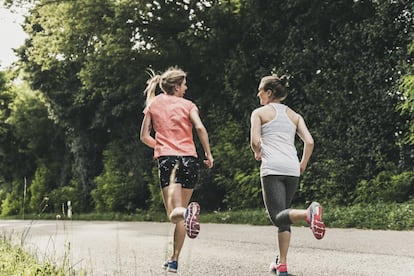 <br>Aunque el <i>running</i> no necesita mucho, aparte de la voluntad y de un equipo deportivo adecuado —que preserve las rodillas, como unas zapatillas aptas para correr, y ropa técnica que ayude a manejar el sudor—, no pasa nada por añadirle alicientes. De hecho, tendencias como <b>hacerlo acompañado</b> pueden ayudar a que aumenten las ganas de salir a correr el o al menos, entorno a alguna aplicación de <i>runners</i> con las que medir nuestros avances en tiempo y distancia y, con las que podremos incluso picarnos con nuestros amigos. Elegir la ruta, sincronizarla con nuestra aplicación y compartir los resultados podrían funcionar también para usted. Lo importante es hacerlo agradable, aunque le suponga un rato el configurar una buena lista de reproducción en Spotify.