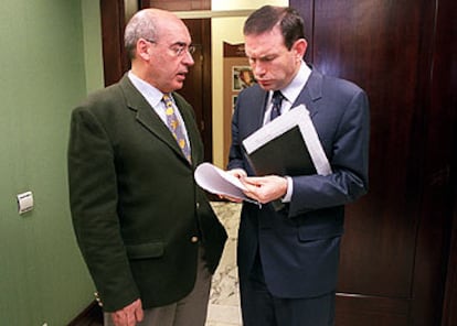 El presidente del Senado, Javier Rojo, con el <i>lehendakari,</i> Juan José Ibarretxe, en marzo de 2002.