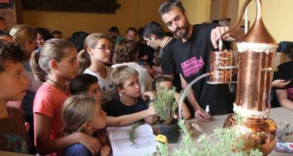 Una de las actividades científicas, en el patio de la Mezquita.
