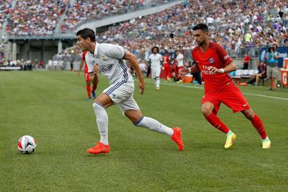 Álvaro Morata del Real Madrid regatea al jugador del París Saint-Germain, Javier Pastore en el partido que disputaron ambos equipos.