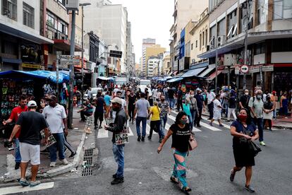 Dezenas de pessoas caminham pela rua 25 de Março, via comercial do centro de São Paulo, no dia 5 de março deste ano.