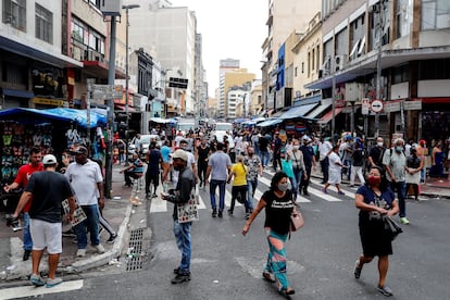 Dezenas de pessoas caminham pela rua 25 de Março, via comercial do centro de São Paulo, no dia 5 de março deste ano.