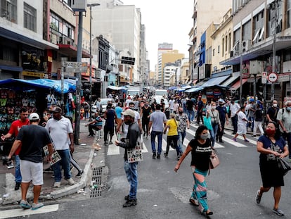 Dezenas de pessoas caminham pela rua 25 de Março, via comercial do centro de São Paulo, no dia 5 de março deste ano.