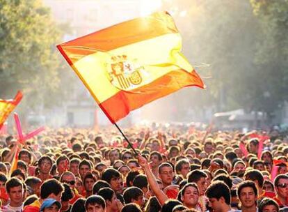 Aficionados cerca del estadio de Mestalla, en Valencia.