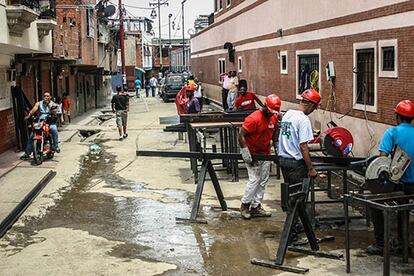 Construcción de viviendas en el barrio Pinto Salinas, Caracas. 