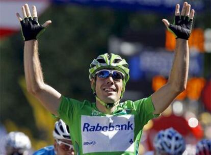 Óscar Freire celebra su victoria en la etapa de ayer.