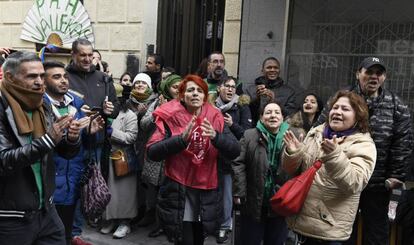 Activistas de la Plataforma de Afectados por la Hipoteca (PAH) concentrados Vallecas, para intentar evitar un deshaucio