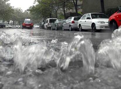 El agua brota de las alcantarillas en la avenida de Chapín, en Jerez