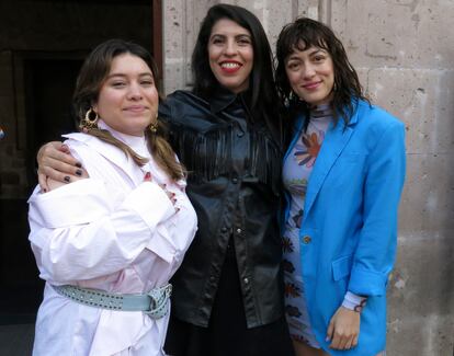 Alejandra Márquez Abella, en el centro, con las actrices Paloma Petra (izquierda) y Mayra Hermosillo.