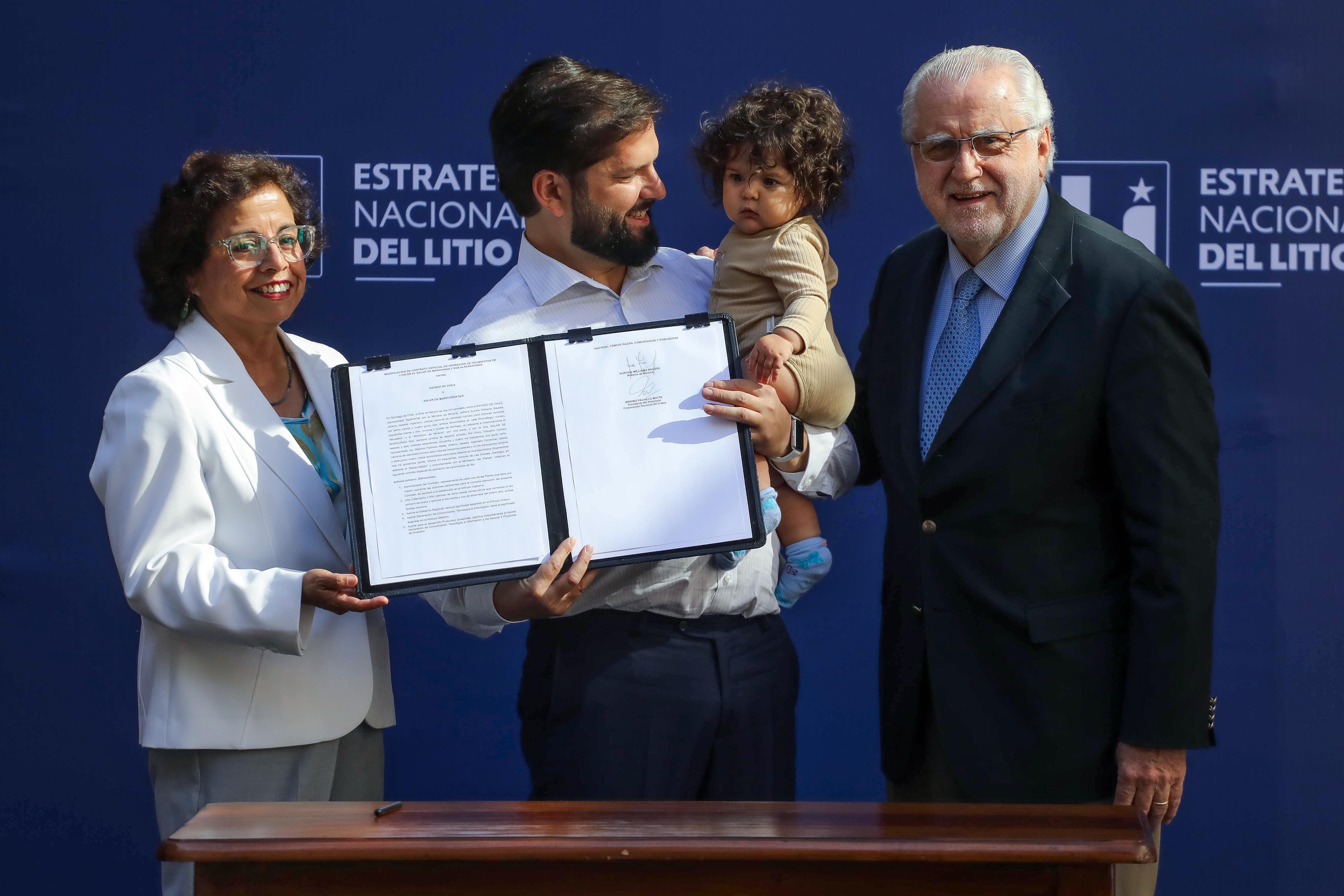 Boric acude con su hija Violeta, de siete meses, a un acto en La Moneda: “A la mamá se le terminó el postnatal”