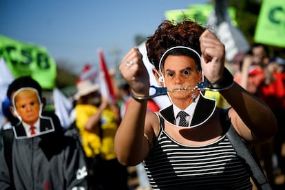 Un manifestante, con una máscara que representa al expresidente brasileño Jair Bolsonaro, protesta frente a la embajada de EE UU, en Brasilia el día 1 de agosto.