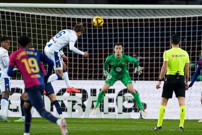 Sergio González remata para marcar el primer gol del Leganés contra el FC Barcelona este domingo.