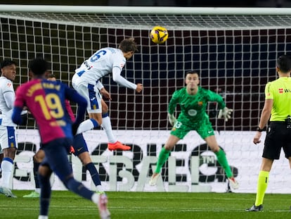 Sergio González remata para marcar el primer gol del Leganés contra el FC Barcelona este domingo.