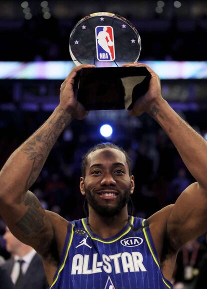 Kawhi Leonard, con el trofeo al MVP.