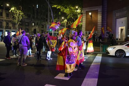 Decenas de manifestantes cruzan el paso de cebra durante la manifestación de este miércoles. Jaime Villanueva/El País