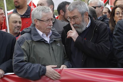 Los secretarios generales de CCOO, Ignacio Fernández Toxo, y de UGT, Cándido Méndez, durante la manifestación de Madrid donde han hecho una defensa de los servicios públicos.