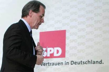 El presidente del Partido Socialdemócrata Alemán, Franz Müntefering, tras la reunión de la ejecutiva.