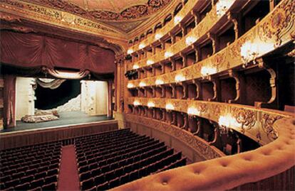 Vista desde un palco del escenario y patio de butacas del Teatro Nacional São Carlos de Lisboa.